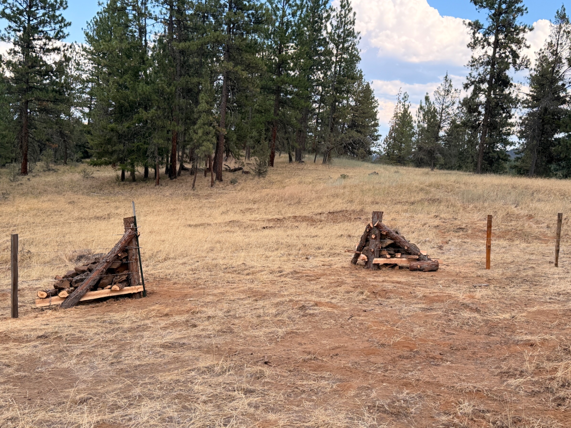H-brace corners with stacked firewood supports